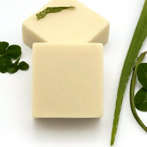 Jabón artesanal de aloe vera, elaborado mediante proceso en frío, vegano, con aceite esencial, 128 g o más.