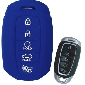 Puede incluir: Funda de silicona azul para llave de coche con cinco botones. Los botones est&aacute;n etiquetados con "HOLD". La funda de la llave se muestra junto a una llave de coche negra con la misma disposici&oacute;n de botones.