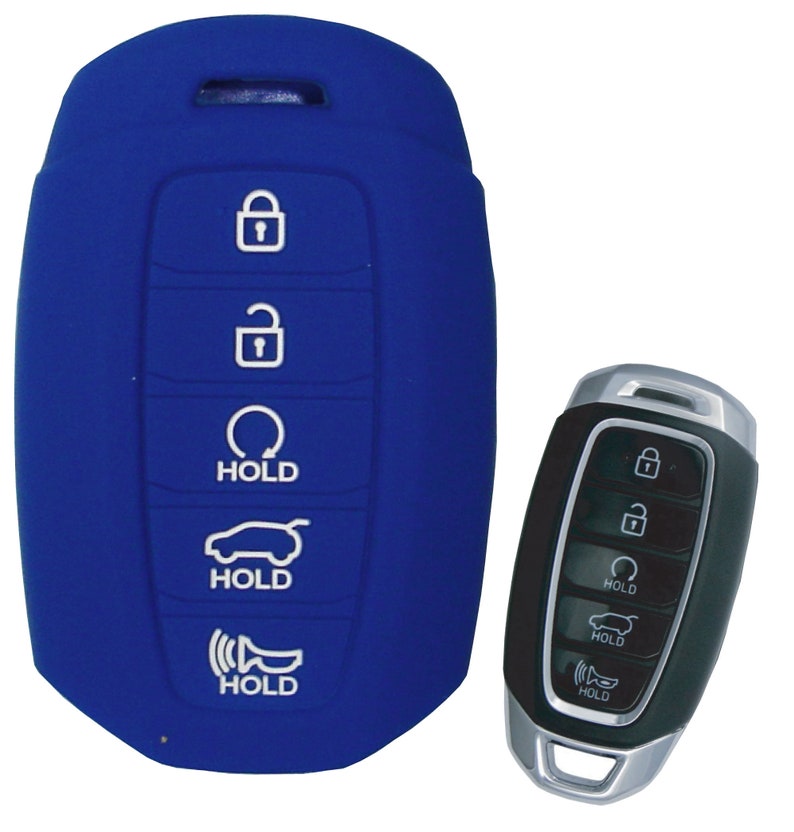 Puede incluir: Funda de silicona azul para llave de coche con cinco botones. Los botones est&aacute;n etiquetados con "HOLD". La funda de la llave se muestra junto a una llave de coche negra con la misma disposici&oacute;n de botones.