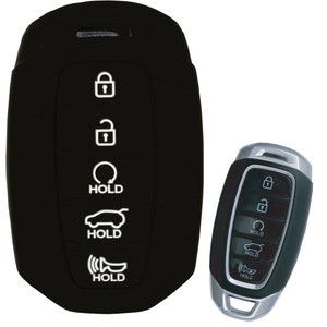 Puede incluir: Funda de silicona negra para llave de coche con cinco botones. Los botones est&aacute;n etiquetados con "Hold" y tienen iconos para bloquear, desbloquear, abrir el maletero y p&aacute;nico.