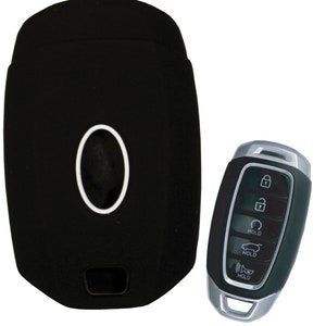 Puede incluir: Funda de silicona negra para llavero con un contorno blanco alrededor del ojo de la llave. La funda est&aacute; dise&ntilde;ada para adaptarse a un llavero Hyundai con cuatro botones: bloqueo, desbloqueo, p&aacute;nico y apertura del maletero. Los botones est&aacute;n etiquetados con "HOLD".