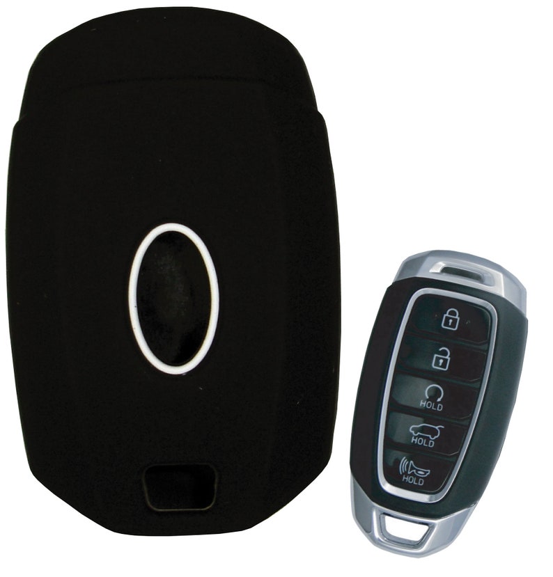 Puede incluir: Funda de silicona negra para llavero con un contorno blanco alrededor del ojo de la llave. La funda est&aacute; dise&ntilde;ada para adaptarse a un llavero Hyundai con cuatro botones: bloqueo, desbloqueo, p&aacute;nico y apertura del maletero. Los botones est&aacute;n etiquetados con "HOLD".