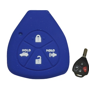 Puede incluir: Cubierta de llave de coche de silicona azul con cuatro botones: bloqueo, desbloqueo, maletero y pánico. Los botones tienen iconos blancos y la palabra "HOLD" está impresa en dos de los botones.