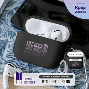 Puede incluir: Funda negra para Airpods con un diseño degradado rosa y blanco que dice "Life Goes On" tres veces. La funda tiene un mosquetón y un diseño trasero separado que presenta una silueta de siete figuras.