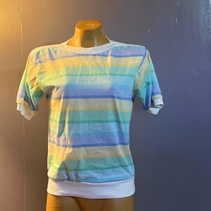 Vintage "The Season Ticket" Kurzarm Top / Shirt - Größe Medium Petite - Multi Color Stripes, dekorative Knöpfe auf den Schultern