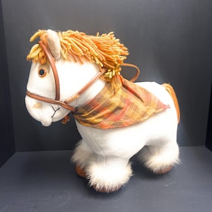 Könnte beinhalten: Ein Set aus drei Keramikbechern mit gesprenkelter, matter Oberfläche. Die Becher sind in den Farbtönen Creme, Hellgrau und Dunkelgrau gehalten. Jeder Becher hat ein schlichtes, minimalistisches Design, ideal für Kaffee oder Tee.