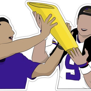 K&ouml;nnte beinhalten: Illustration von zwei Personen, die einen gro&szlig;en gelben Gegenstand halten. Eine Person tr&auml;gt ein lila Hemd, die andere ein Football-Trikot mit der Nummer 9. Das Bild hat einen wei&szlig;en Hintergrund.