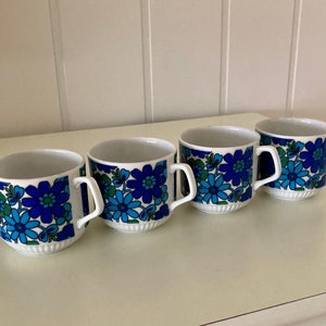 70s Coffee Cups - MCM Coffee Cups - Blue Daisy Coffee Cups - Sett of 4 Coffe Cups - Blue Daisy Pattern