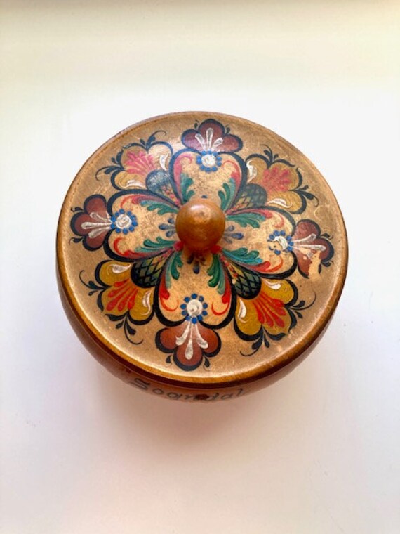 Norwegian Folk Art. Vintage Wooden Round Trinket b