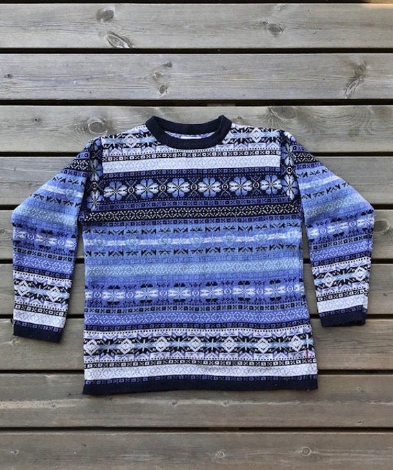 Scandinavian Wool Crewneck pullover sweater. Vinta