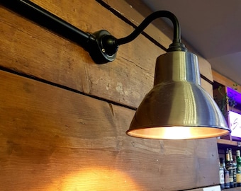 Industriële, eigentijdse wandlamp met zwanenhals, kan op conduitbuizen worden gemonteerd, we kunnen deze ook in de gewenste kleur schilderen.
