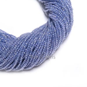 Puede incluir: Una hebra de cuentas de piedras preciosas facetadas de color azul claro. Las cuentas son peque&ntilde;as y redondas, y est&aacute;n enhebradas en un hilo transparente. Las cuentas est&aacute;n dispuestas en una espiral suelta.