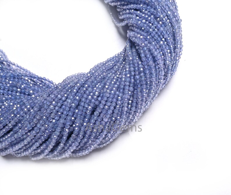 Puede incluir: Una hebra de cuentas de piedras preciosas facetadas de color azul claro. Las cuentas son peque&ntilde;as y redondas, y est&aacute;n enhebradas en un hilo transparente. Las cuentas est&aacute;n dispuestas en una espiral suelta.