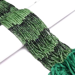 Peut inclure: Un ensemble de multiples brins de petites perles rondes et facettées dans des tons variés de vert forêt, vert lime et noir. Les perles sont enfilées sur des fils fins et regroupées, se terminant par un pompon vert vif sur le bord inférieur.