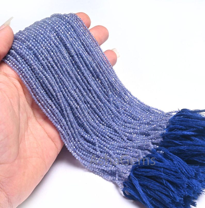 Puede incluir: Una hebra de cuentas de piedras preciosas de color azul claro, de aproximadamente 2 mm de di&aacute;metro, con un borla azul en el extremo. Las cuentas est&aacute;n enhebradas en un hilo fino y est&aacute;n listas para ser utilizadas en la elaboraci&oacute;n de joyas.