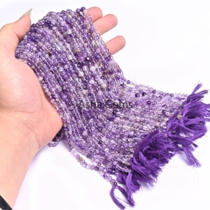 Peut inclure: Un brin de perles d'améthyste, d'environ 4 mm de diamètre, avec un pompon violet. Les perles sont de couleur violet clair à moyen et ont une finition lisse et polie.