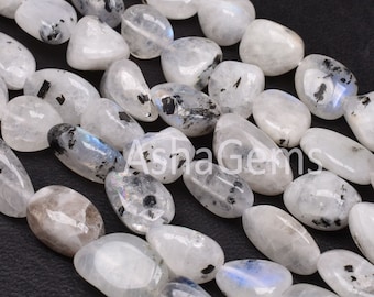 Peut inclure: Un brin de perles de pierre de lune blanche avec des inclusions noires. Les perles sont lisses et de forme ovale.
