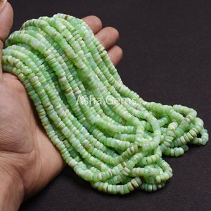 Peut inclure: Un brin de perles d'opale vert clair, d'environ 4 mm de diamètre. Les perles sont rondes et ont une finition lisse et polie. Le brin mesure environ 40 cm de long.