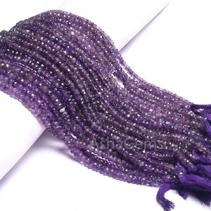 Puede incluir: Un hilo de cuentas de amatista. Las cuentas son de color púrpura intenso y están ensartadas. Los extremos del hilo están acabados con una borla. Las cuentas son pequeñas y facetadas, reflejando la luz.