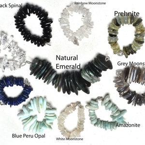 Pode incluir: Dez pulseiras feitas de várias pedras preciosas, incluindo espinélio preto, pedra da lua arco-íris, prehnita, cristal, lápis-lazúli, esmeralda natural, pedra da lua cinza, amazonita, opala azul do Peru e pedra da lua branca.