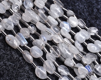 Peut inclure: Un brin de perles de pierre de lune blanche de forme ovale lisse. Les perles sont enfilées sur un fil d'argent.