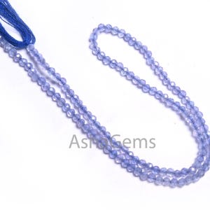 Puede incluir: Una hebra de cuentas de piedras preciosas facetadas de color azul claro. Las cuentas est&aacute;n enhebradas en un hilo fino y tienen un di&aacute;metro aproximado de 4 mm.