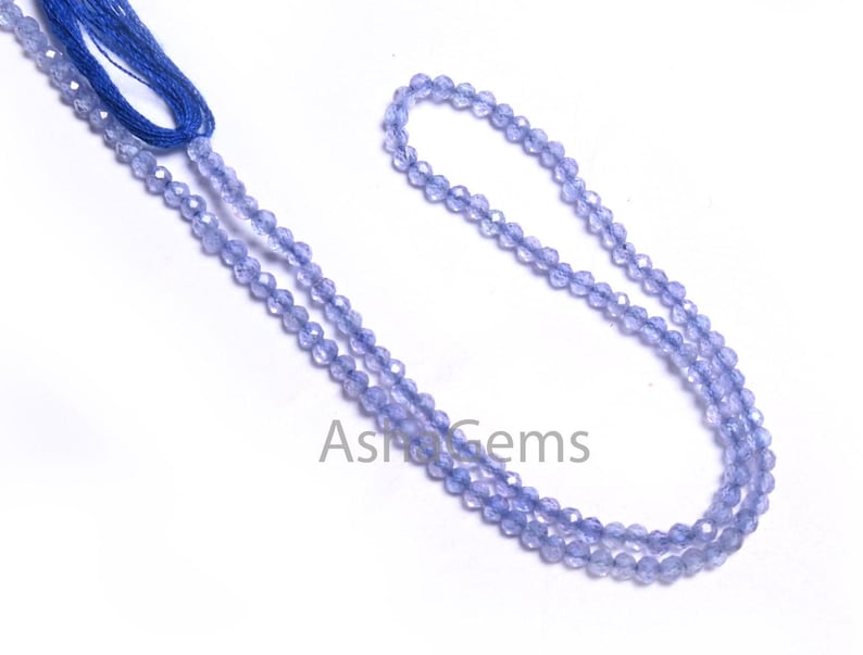 Puede incluir: Una hebra de cuentas de piedras preciosas facetadas de color azul claro. Las cuentas est&aacute;n enhebradas en un hilo fino y tienen un di&aacute;metro aproximado de 4 mm.
