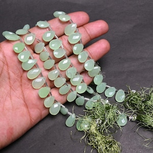 Könnte beinhalten: Handgefertigtes Holzschild mit dem Wort "Welcome" in verspielter Schrift. Das weiß lackierte Schild hat einen Used-Look und ein kleines Herz. Für den Innen- und Außenbereich geeignet.