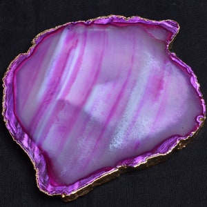 Piękny różowy mineralny talerz druzy coaster, podstawka na parapetówkę, boho kwarcowy złoty brzeg unshape gładki cieniowany solarny kwarcowy stół dekoracyjny