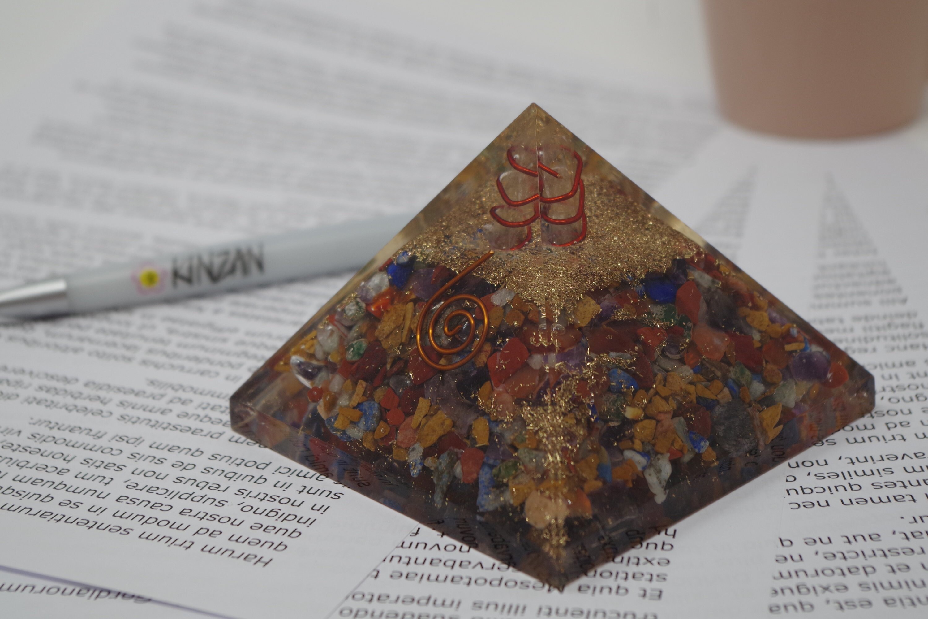Orgonite Orgone Pyramide Melange de Pierres 9x9x7 Reiki