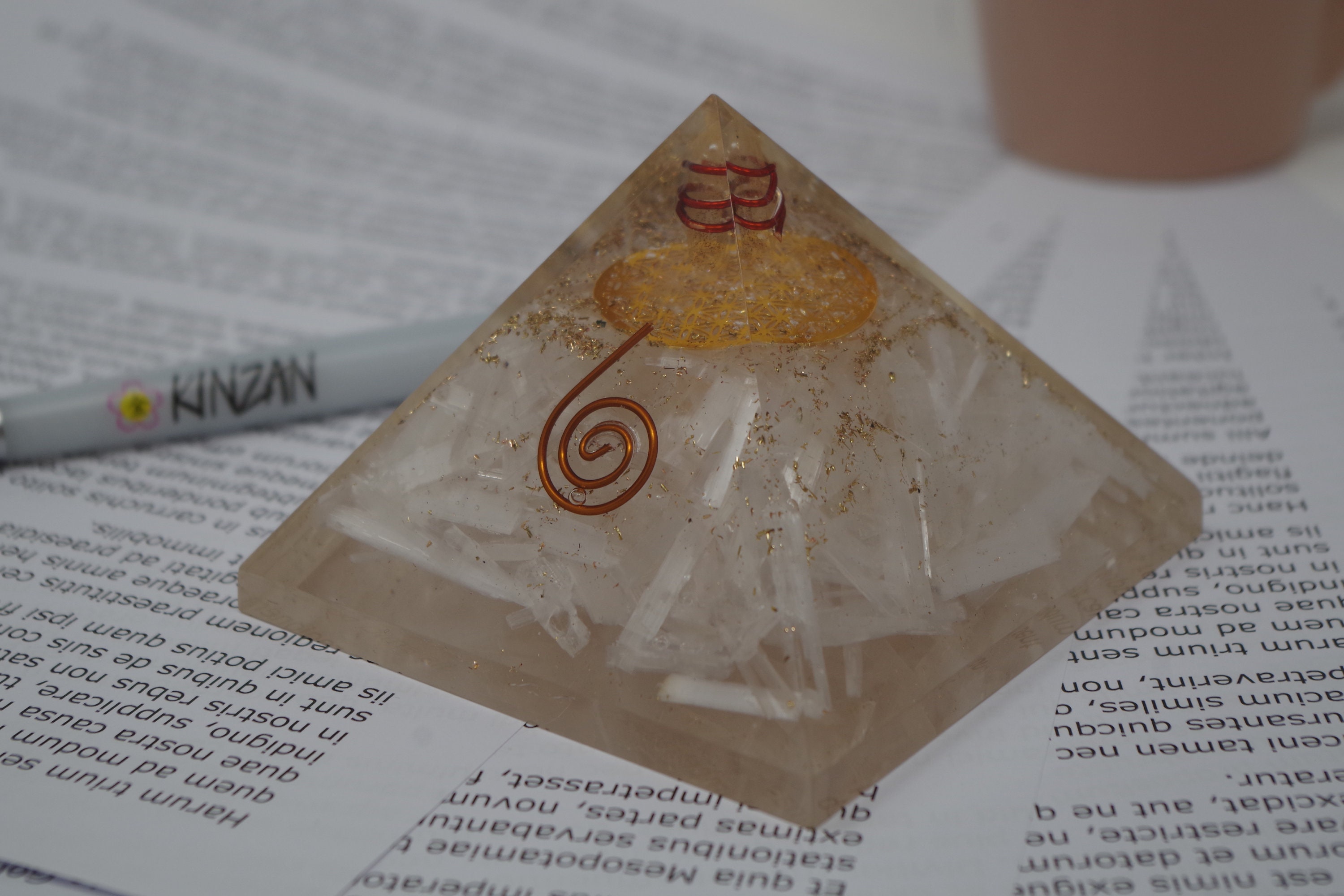 Orgonite Orgone Pyramide Sélénite Fleur de Vie 9x9x7 Reiki