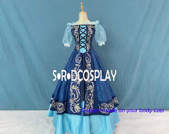 Könnte beinhalten: Ein blaues und goldenes Ballkleid mit einer Spitzenborte und einer transparenten Überlage. Das Kleid hat ein tailliertes Oberteil mit einem Schnürverschluss vorne und einem vollen Rock.