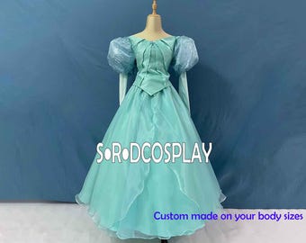 Könnte beinhalten: Ein hellblaues Ballkleid mit einem taillierten Oberteil und einem vollem Rock. Das Kleid hat Puffärmel und einen herzförmigen Ausschnitt. Das Kleid befindet sich auf einer Schaufensterpuppe und der Text "Custom made on your body sizes" ist am unteren Rand des Bildes sichtbar.