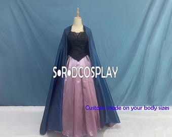 Könnte beinhalten: Ein blaues und violettes Ballkleid mit einem schwarzen Oberteil und einem langen blauen Umhang. Das Kleid ist aus Satin und hat ein tailliertes Oberteil mit einem herzförmigen Ausschnitt. Der Rock ist voll und fließend. Der Umhang ist mit schwarzem Satin gefüttert und hat eine Kapuze.