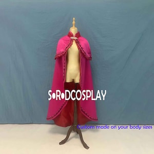 Peut inclure: Une cape rose avec une doublure rouge et une bordure noire. La cape est sur un mannequin et a un fermoir en pierres précieuses au niveau du cou. Le texte "SORODCOSPLAY" est visible sur la cape. Le texte "Custom made on your body sizes" est visible en bas de l'image.