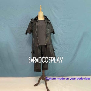 Könnte beinhalten: Schwarzes Leder-Cosplay-Kostüm mit Jacke und Hose und einem schwarzen Shirt darunter. Das Kostüm befindet sich auf einer Schaufensterpuppe und der Text "SOR.DCOSPLAY" ist am unteren Rand des Bildes sichtbar. Der Text "Custom made on your body sizes" ist ebenfalls am unteren Rand des Bildes sichtbar.