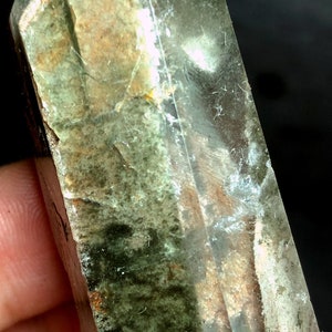 59g Natürlicher Phantom &#39;Green Ghost&#39; QUARZ Kristall Punktpoliert Heilung / Regenbogen / Wurzelchakra / Zeigt Schichten von Wachstumsenergie Heilung c174