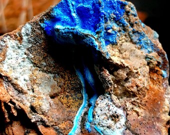 36 mmの毛羽立った青いシアノトリカイト、母岩上、中国産天然鉱物標本
