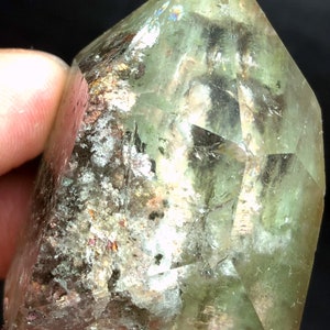 74g Natürlicher Phantom &#39;Green Ghost&#39; QUARZ Kristall Punktpoliert Heilung / Regenbogen / Wurzelchakra / Zeigt Schichten von Wachstumsenergie Heilung c134