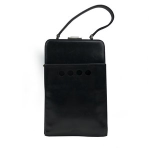 JEAN-PAUL GAULTIER — Bolsa grande de couro preto dos anos 1990 com buracos para soco inglês e fecho de maleta médica