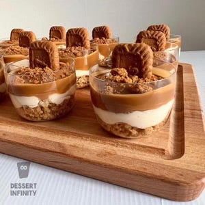 Puede incluir: Un juego de tres tazas de cerámica con un acabado mate moteado. Las tazas son en tonos crema, gris claro y gris oscuro. Cada taza tiene un diseño simple y minimalista, ideal para café o té. Las tazas miden aproximadamente 10 cm de alto.