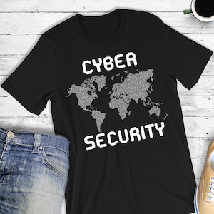Op de afbeelding: Zwart T-shirt met een wit wereldkaartontwerp en de tekst "CYBER SECURITY" erop gedrukt.