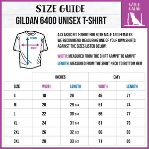 Puede incluir: Gu&iacute;a de tallas para camiseta unisex Gildan 6400. Incluye medidas en pulgadas y cent&iacute;metros. El ancho se mide de axila a axila, y el largo del cuello al dobladillo. Tallas de la S a la 3XL.
