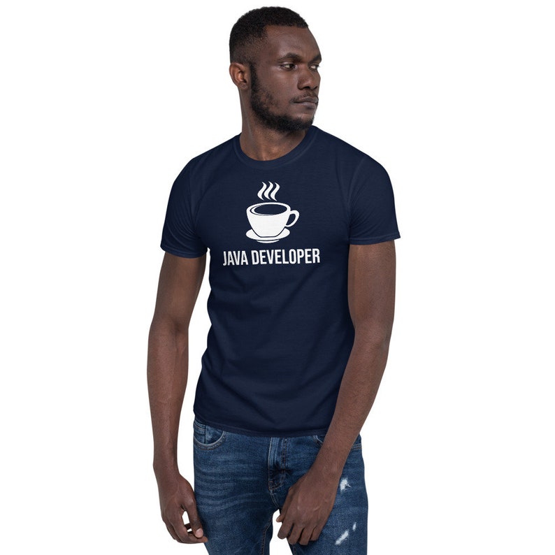 Pu&ograve; includere: Una t-shirt blu navy con una grafica bianca di una tazza di caff&egrave; e vapore e il testo "JAVA DEVELOPER".