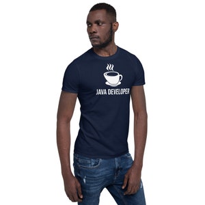 Pu&ograve; includere: Una t-shirt blu navy con una grafica bianca di una tazza di caff&egrave; e vapore e il testo "JAVA DEVELOPER".