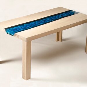 Mesita River table con epoxi azul y guijarros blancos