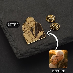 Puede incluir: Un pin dorado con una ilustración de una pareja de ancianos abrazándose. También se ven dos respaldos de pin dorados adicionales. La palabra "AFTER" está impresa en blanco en la parte superior izquierda. Una foto de la pareja se muestra debajo con la palabra "BEFORE".