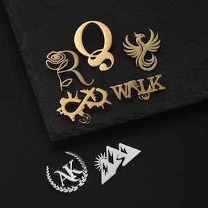 Może przedstawiać: Rustykalny drewniany szyld z napisem "Welcome to our home" w białych literach. Szyld ma postarzaną powierzchnię i prosty, zachęcający design, idealny na ganek lub do wejścia.