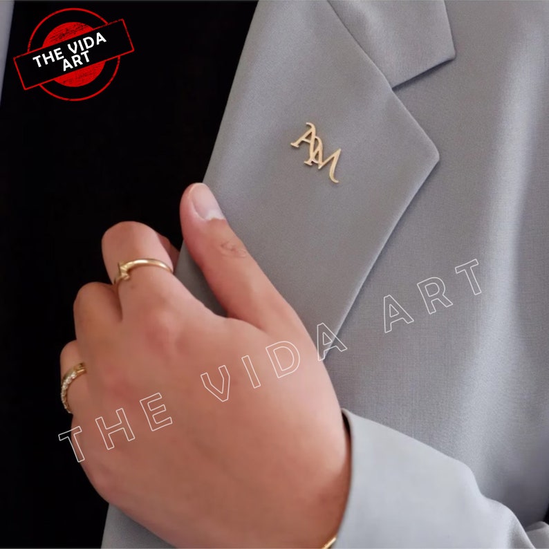 Personalisierte Initialen Revers Pin, Groomsmen Vorschlag Benutzerdefinierte Broschen, Hochzeitsgeschenke, Jubiläumsgeschenke, Weihnachtsgeschenke, Geschenk für ihn. Bild 4