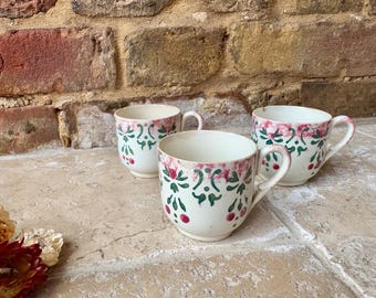 Tazza da caffè espresso antica francese dipinta a mano: decorazione natalizia con agrifoglio, dazi doganali statunitensi inclusi.